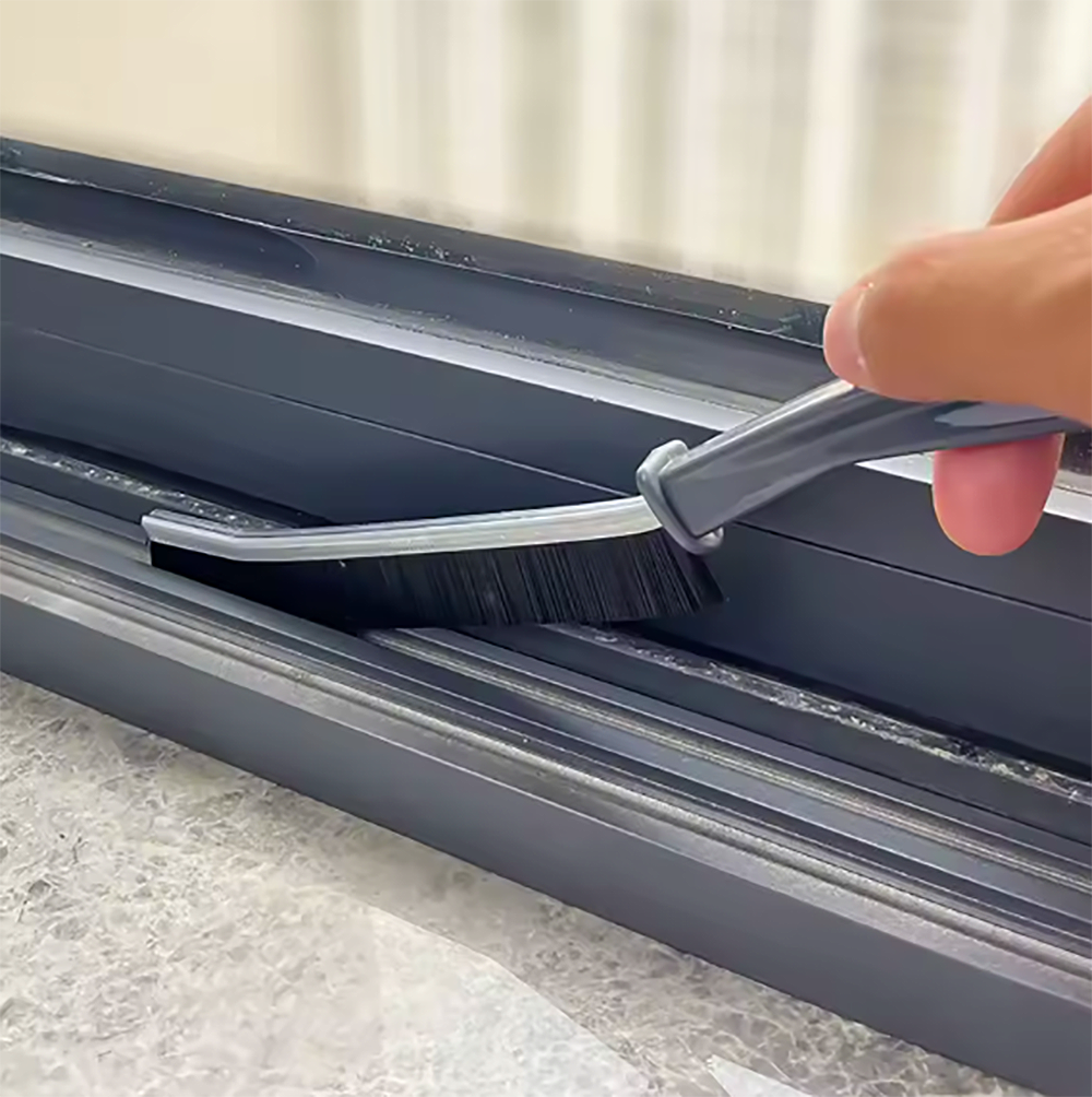 Kartáč na čištění mezer